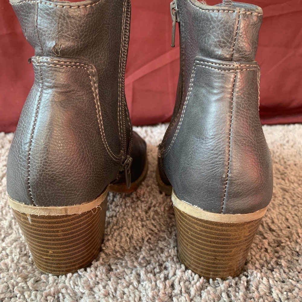 Boots - Picture 5 of 6